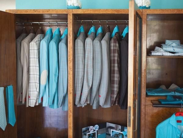 Cách bảo quản tủ quần áo 4 Hình ảnh quần áo trong tủ, với không khí thoáng đãng